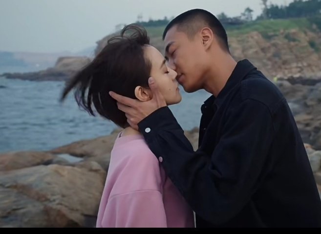 张佳宁高至霆公园遛狗他们俩的小城故事多超级好看 我看了不止一遍 好像也是那部剧定