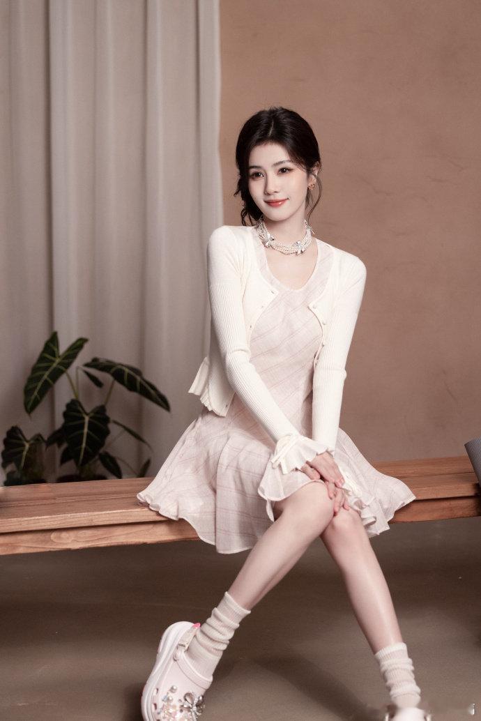白鹿温婉千金味白鹿身上那股劲儿，既能是搞笑女，又能是温婉千金。不用硬凹造型，随便