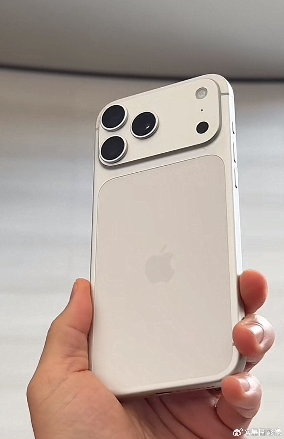 iPhone17上市了！我说怎么看着那么眼熟，这造型跟个小电子秤一样一样的…… 