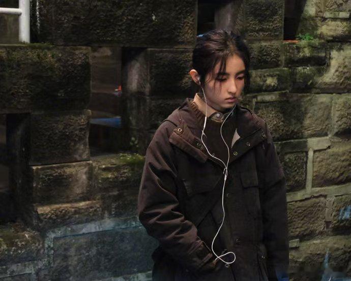 张子枫周遇安解冻进度条刷新了 《秋雪漫过的冬天》里，张子枫演的周遇安从边缘到融入