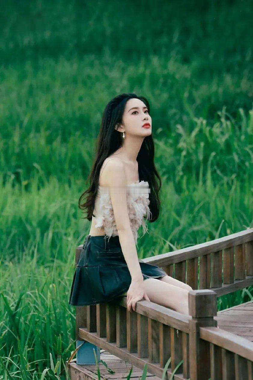 孟子义着淡粉花瓣上衣搭百褶裙，清新甜美气质满溢。 ​​​
