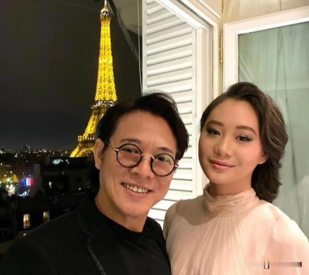 李连杰小女儿13岁时，得了抑郁症，还多次想自杀。那年全家一起看春晚，她却独自跑出
