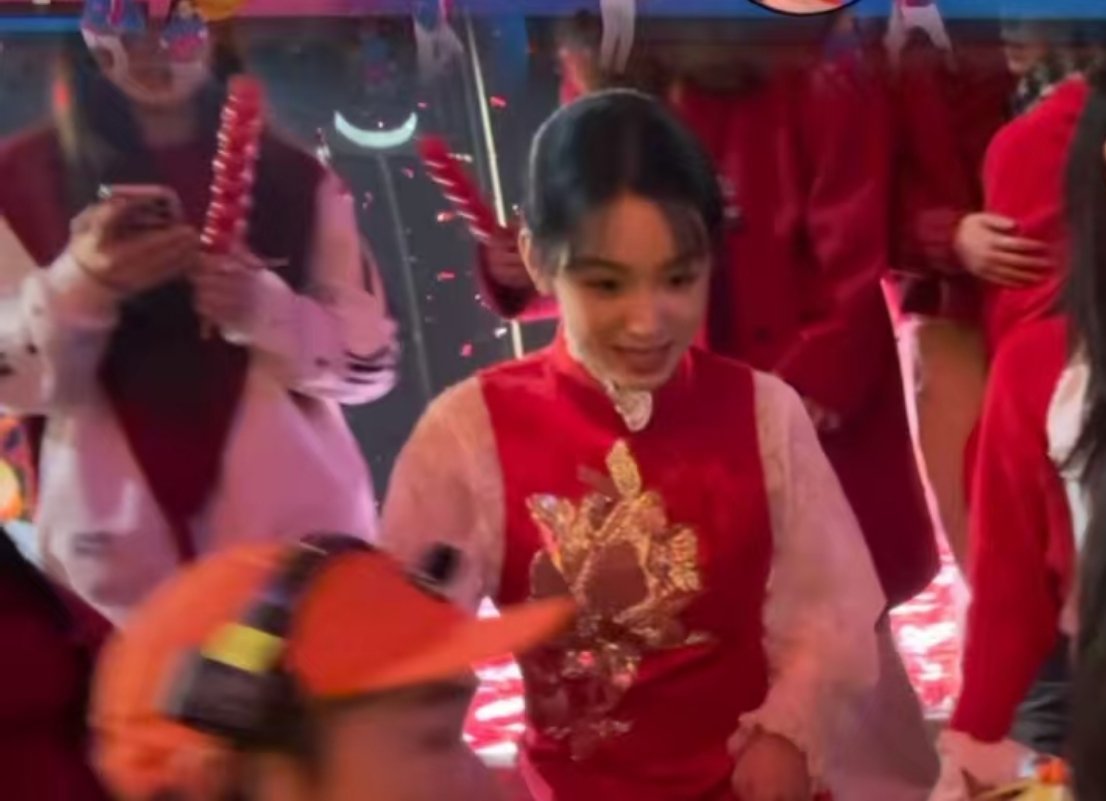 卧槽从我pyq捡到一张好可爱的周也  