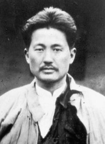 1935年，方志敏被俘，在狱中，他用米汤给鲁迅写信，想让鲁迅救他，鲁迅却说：“救