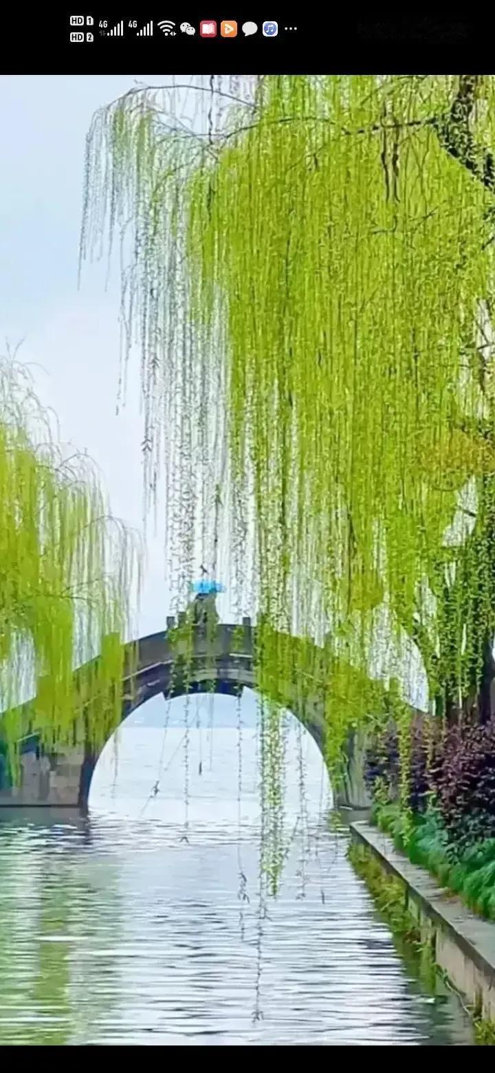 上联:春风挥笔千山绿
下联:春光明媚一遍绿