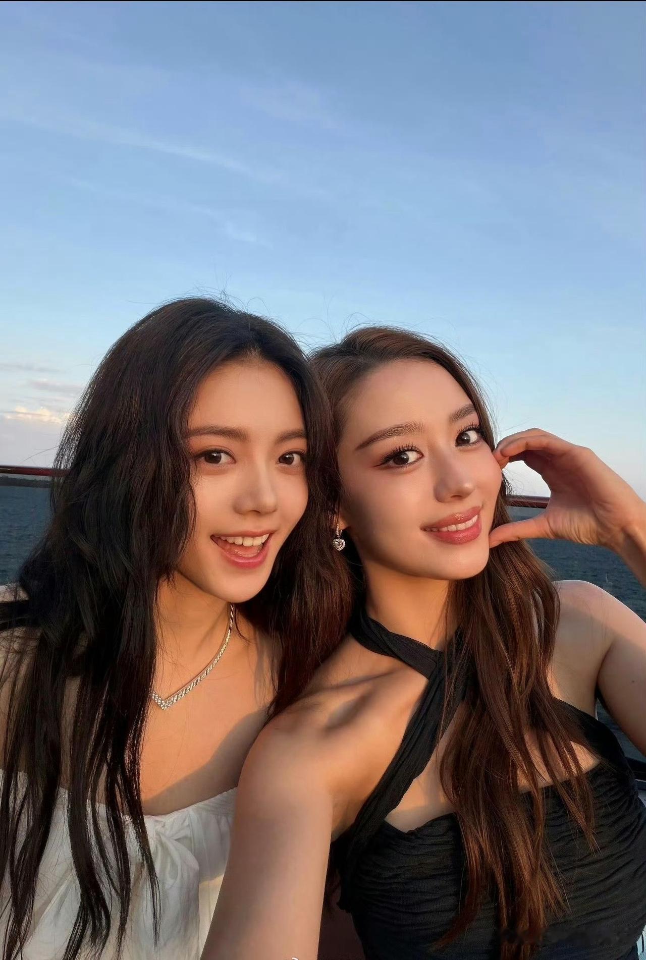 6月14日，有网友晒出赵今麦和吉娜的合照，引发无数网友的热议。

图片中赵今麦穿