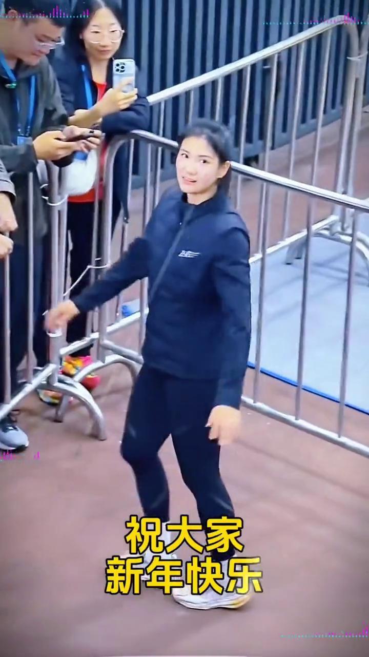 大家新年愉快，祝大家新年快乐，与大家热情互动。