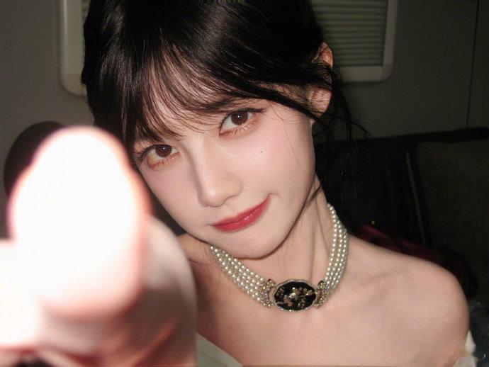 李一桐刘海公主李一桐超绝锁骨就这个左右脸都很萌的李一桐呀！！有无刘海都很美，赐刘