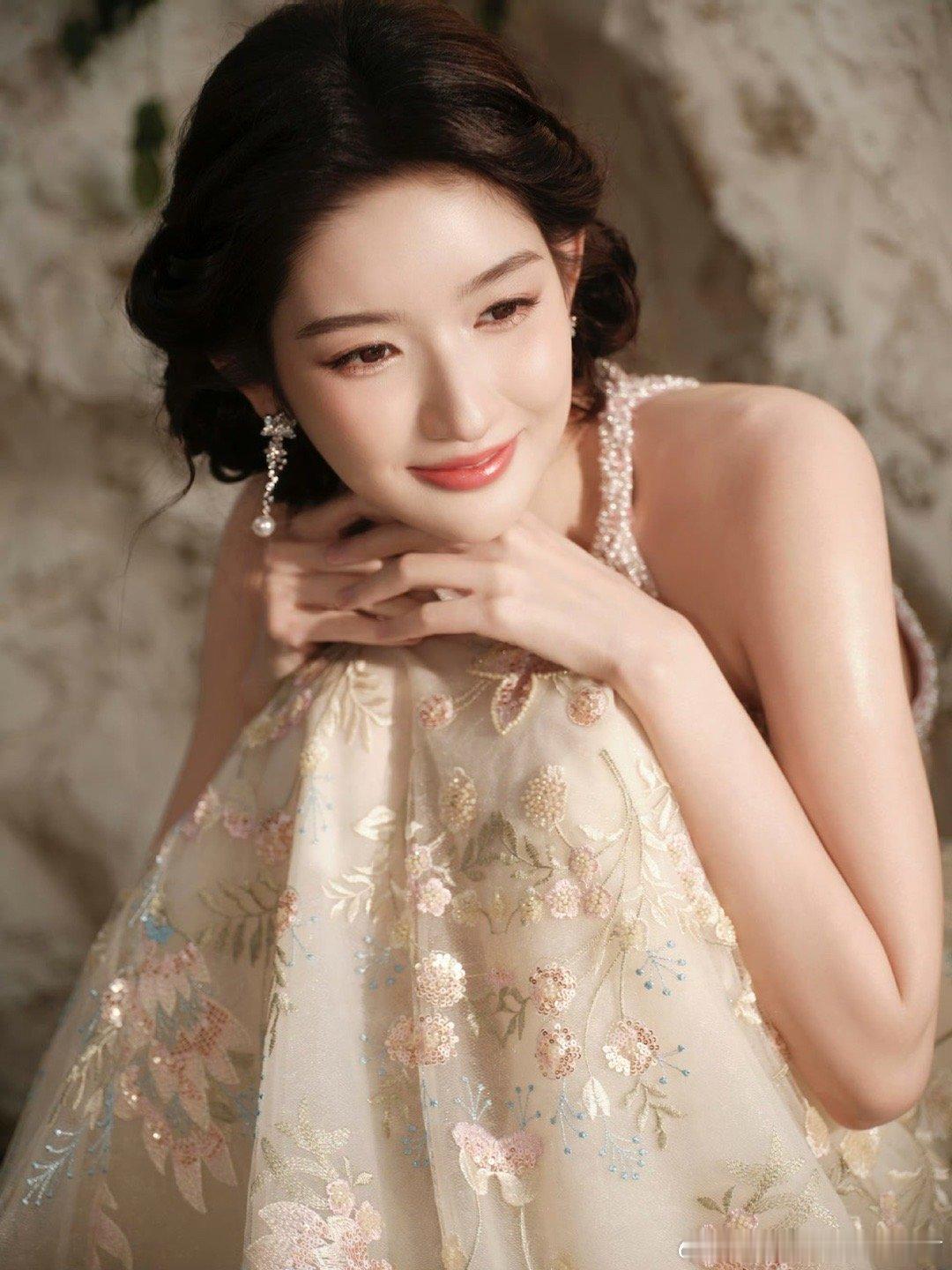 阎肃观察肃言肃语造谣王玉雯涉事人员已被开除王玉雯团队深夜发文：全面停止《突然的喜