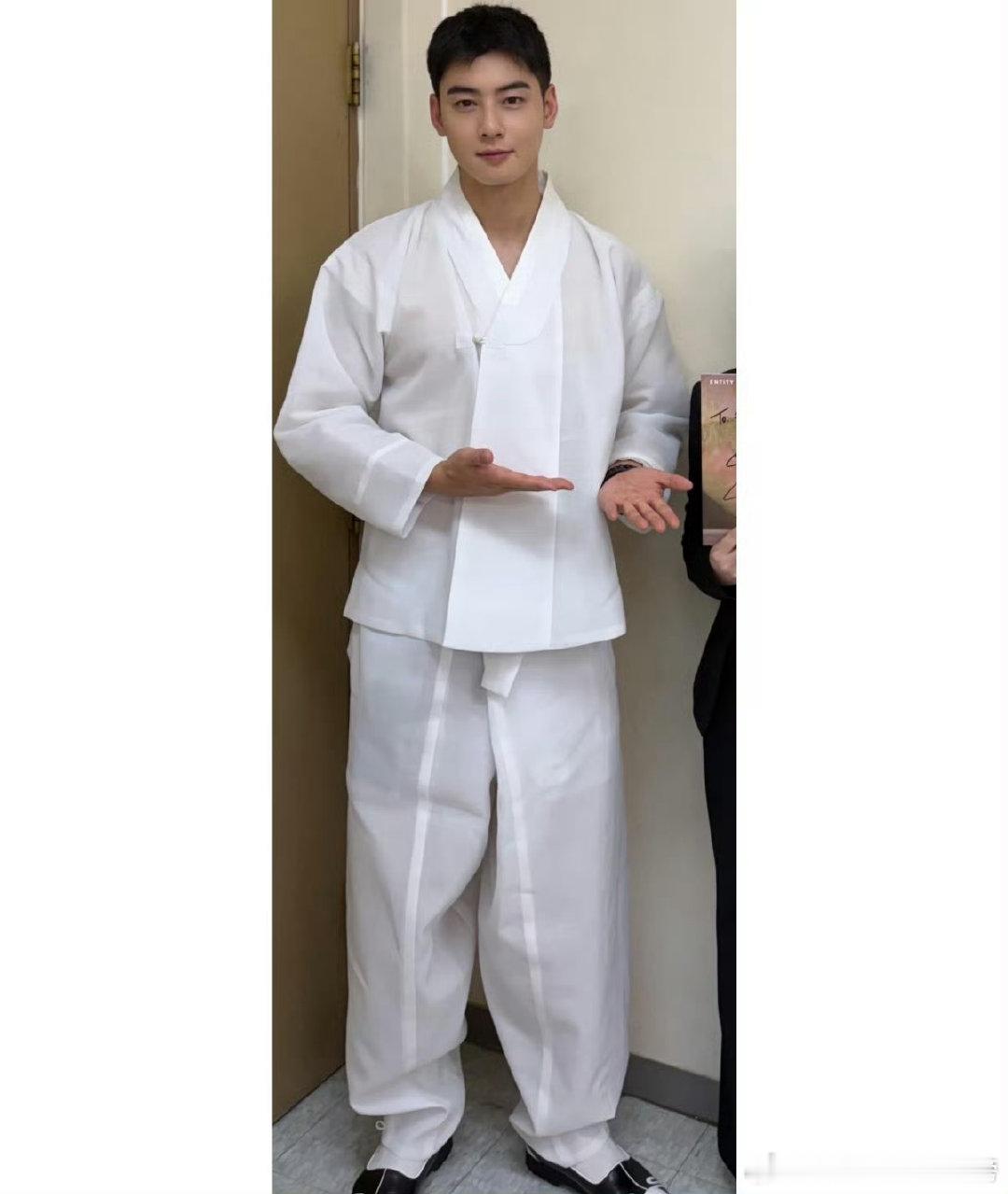 韩网热议车银优近照军乐队舞台上一身正装亮相，身姿挺拔仪态绝佳，随便一个镜头抓拍，