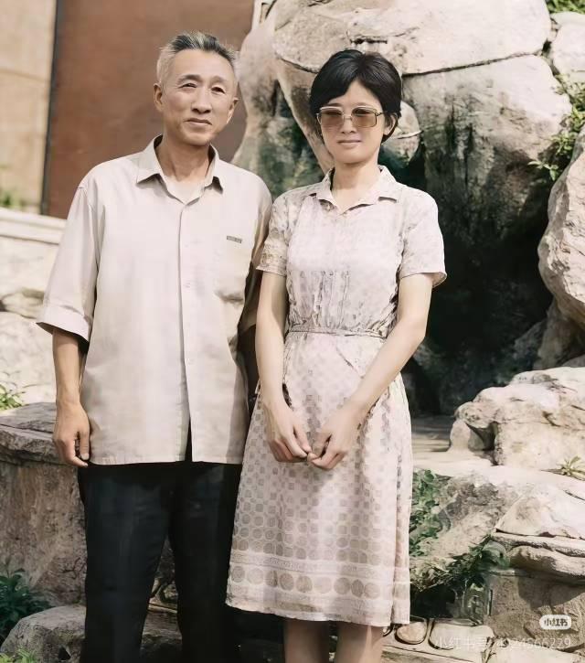 巩俐
 
1981年，16岁的巩俐随父亲赴京，天安门前定格少年追梦初心。年少执着