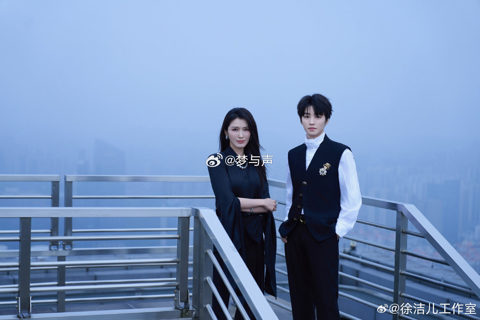 徐洁儿王俊凯天台大片这是什么神仙友谊梦幻联动，徐洁儿和王俊凯同框拍天台大片，画面