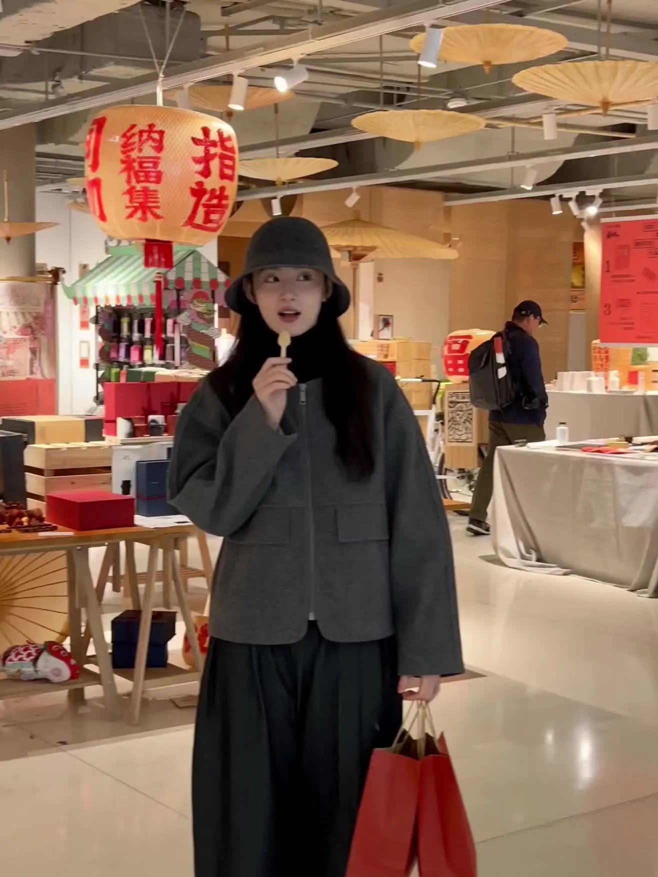 凡事看的开 生活自然嗨 愿大家都能在鸡零狗碎的日子里找到闪闪发亮的快乐.