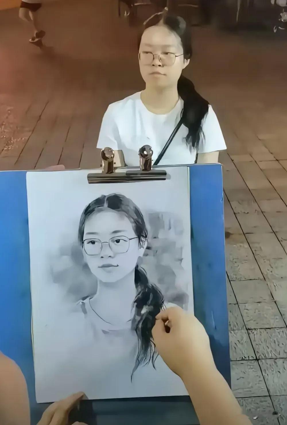 画得一点都不像，还要收100块。未免太贵了吧