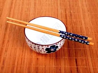 碗、筷是人人时时处处必用的餐具，但是作者将餐具拟人化，人与物共情“通灵”，从而在