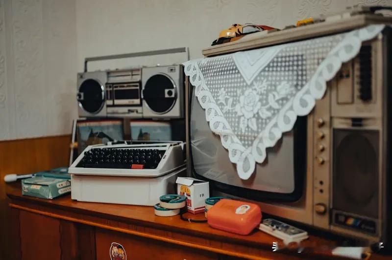 七十年代末什么最珍贵? 七十年代末，珍贵的东西可不少。就说老物件，那价值可今非昔