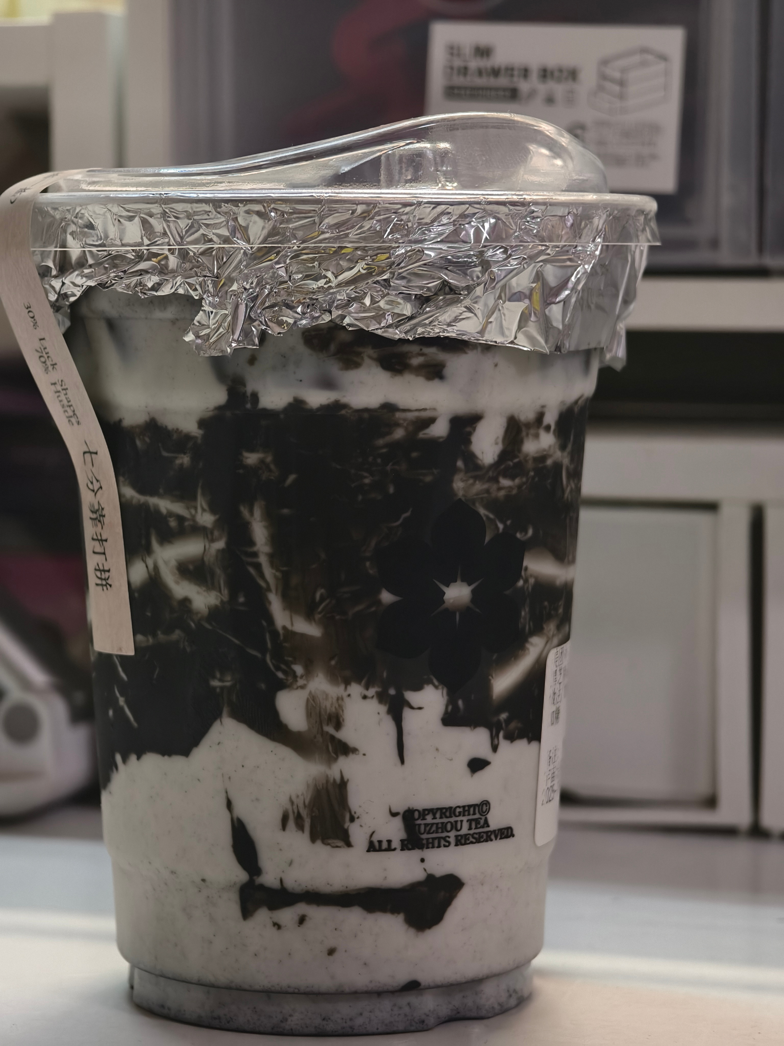 【黑芝麻观音牛乳 不另外加糖 冰】我本来以为会踩雷（就是真的很好奇才买 不想管生