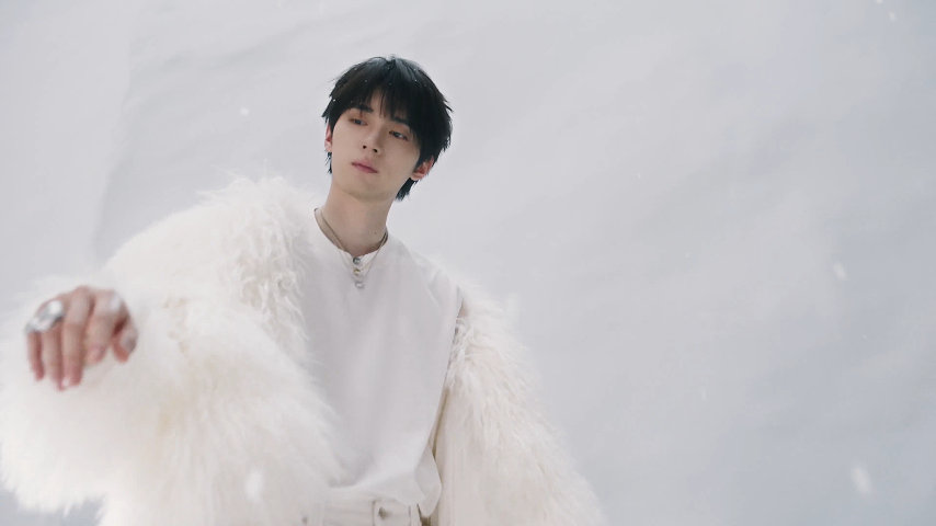 周翊然的白衣造型真的自带滤镜！生图状态抗打，五官无可挑剔，轮廓分明又不失柔和，整