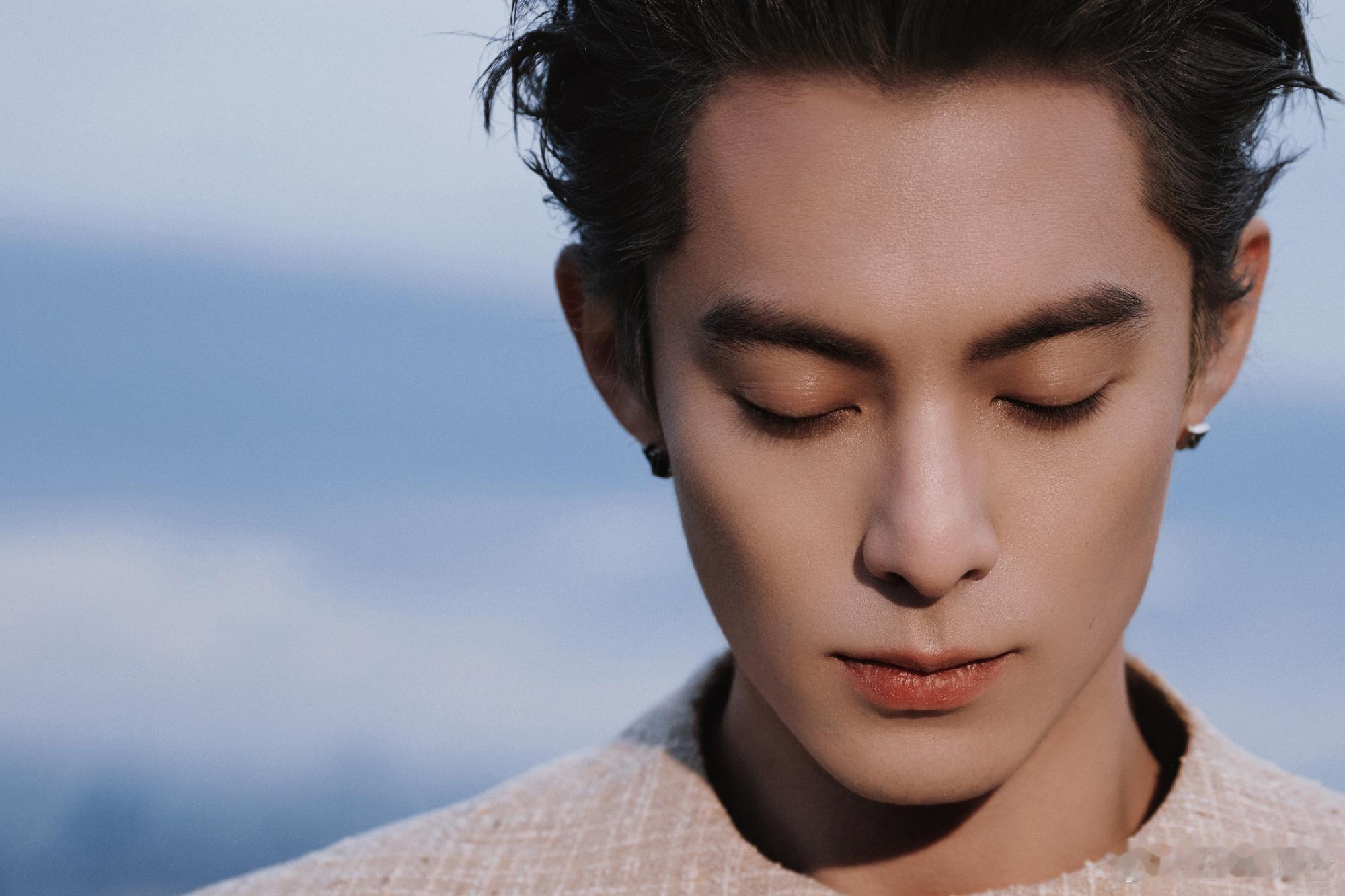 王鹤棣闪耀LV巴黎时装周怎么会有人生图和精修长得一摸一样啊当王鹤棣的修图师应该是