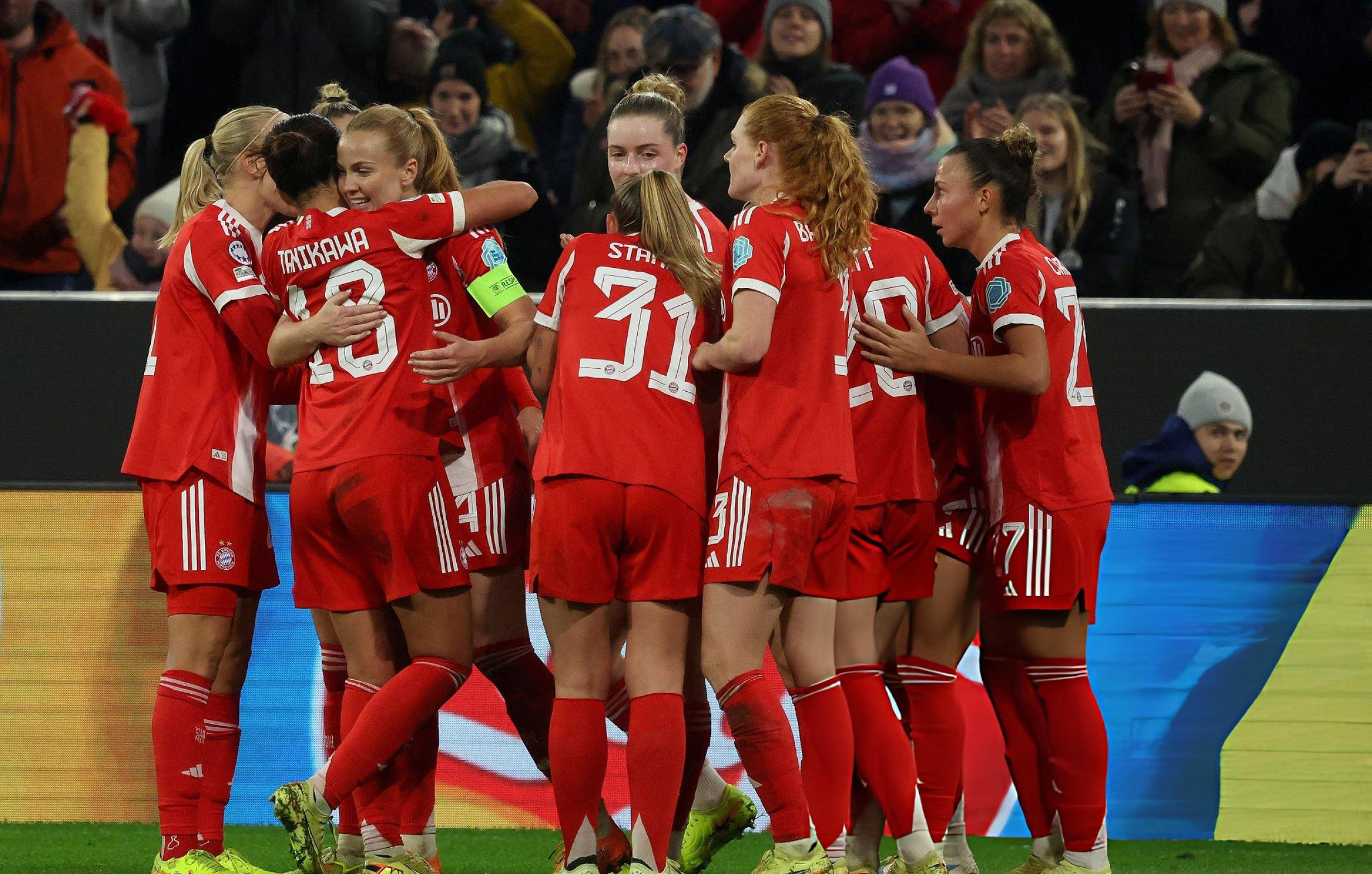 拜仁女足在安联球场对阵上赛季的欧冠冠军阿森纳，从0-2落后到第67分钟以3-2逆