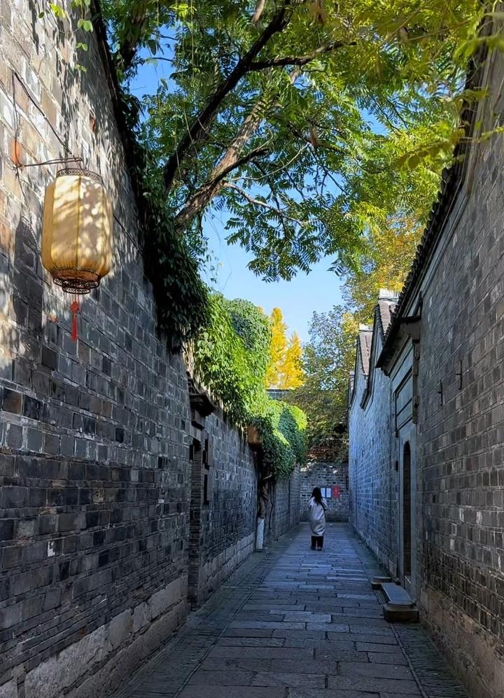 时代的车轮：从巷口吆喝到指尖世界。
我时常会想起那条已经消失的老街。清晨，我们总