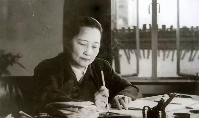 1977年，宋庆龄在她的《追念毛主席》里写道：“毛主席是我一生有幸遇见的，最明智