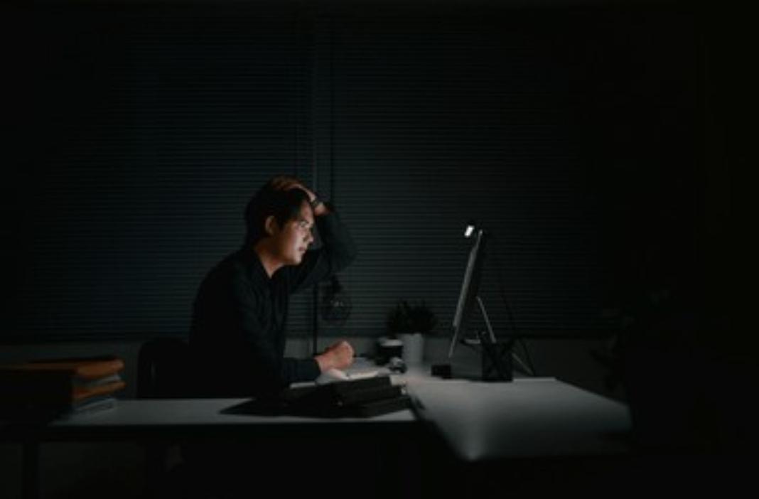 职场真相：领导想让你走，从不会明说。
他会挑你毛病，让你说什么都错、做什么都错；