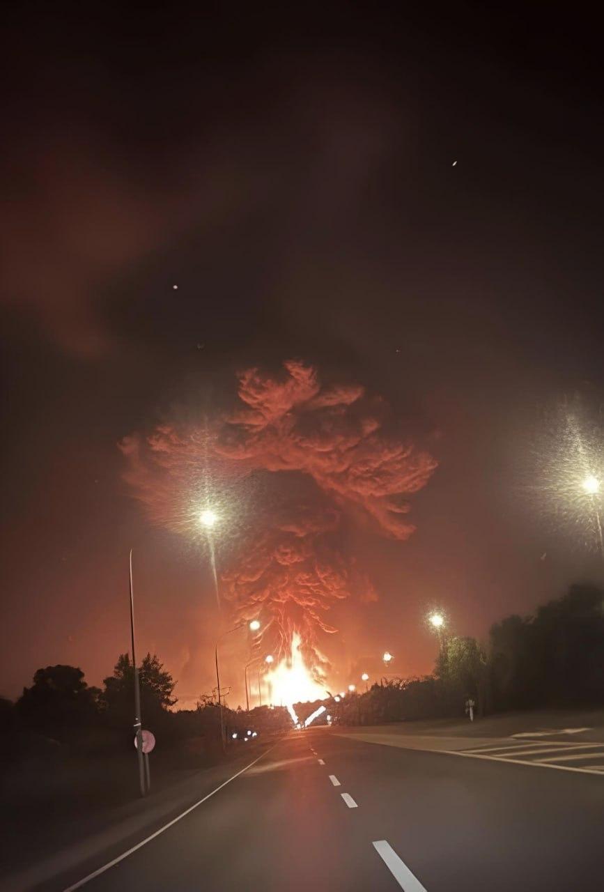 突发新闻—— 泰柬边境现场画面显示，泰国空军空袭了一处柬方设施后发生剧烈爆炸，官