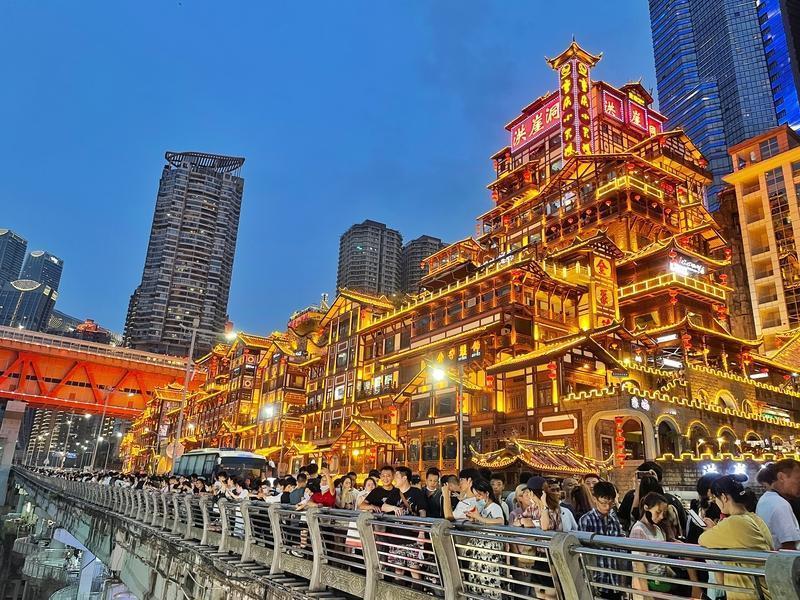 重庆三日游，给你安排得明明白白！
第一天，直奔解放碑，这可是重庆的心脏，拍完照去