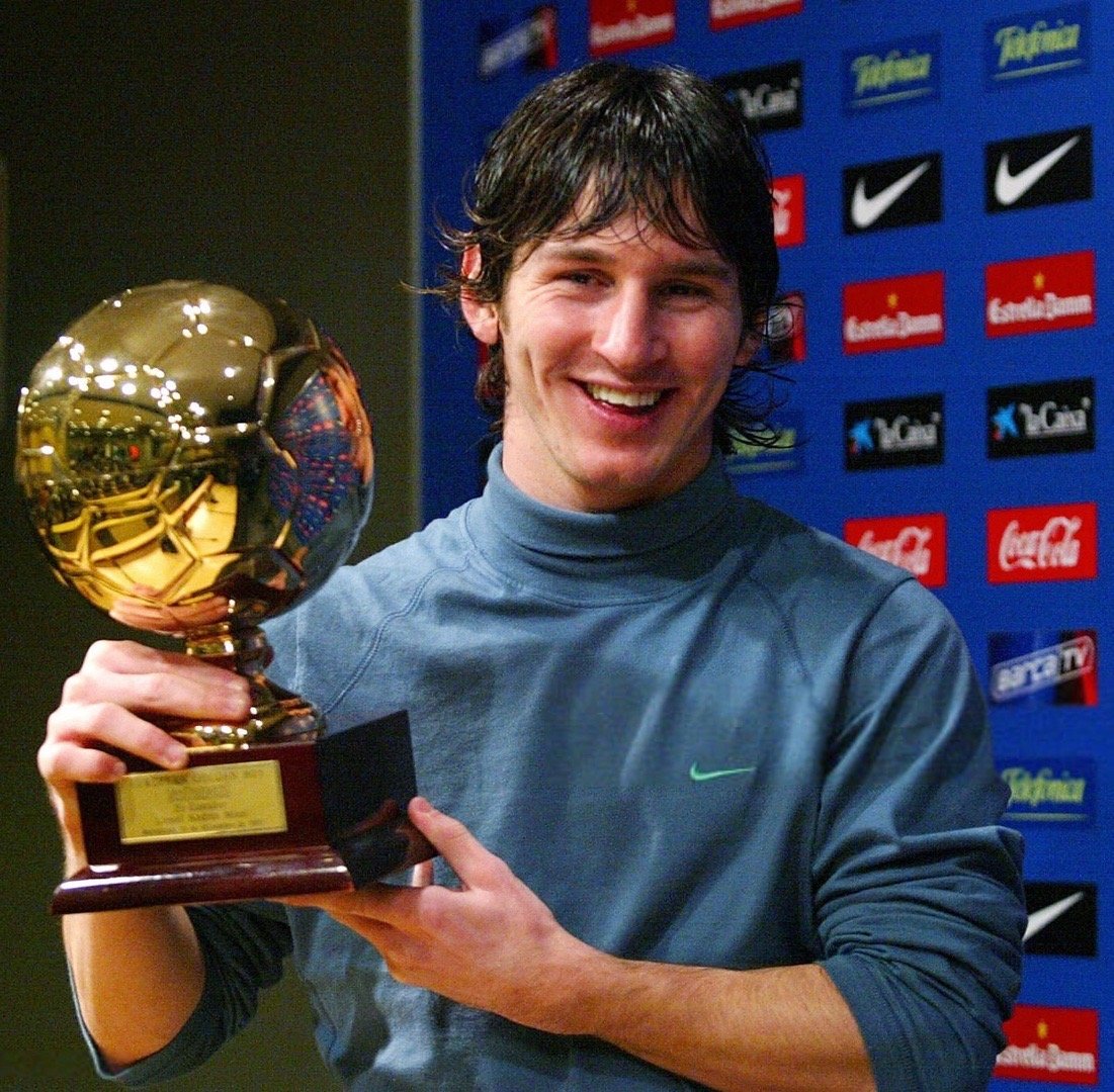 🔙19年前的今天，梅西荣获金童奖🎖2005赛季世界最佳年轻球员。有 22 名