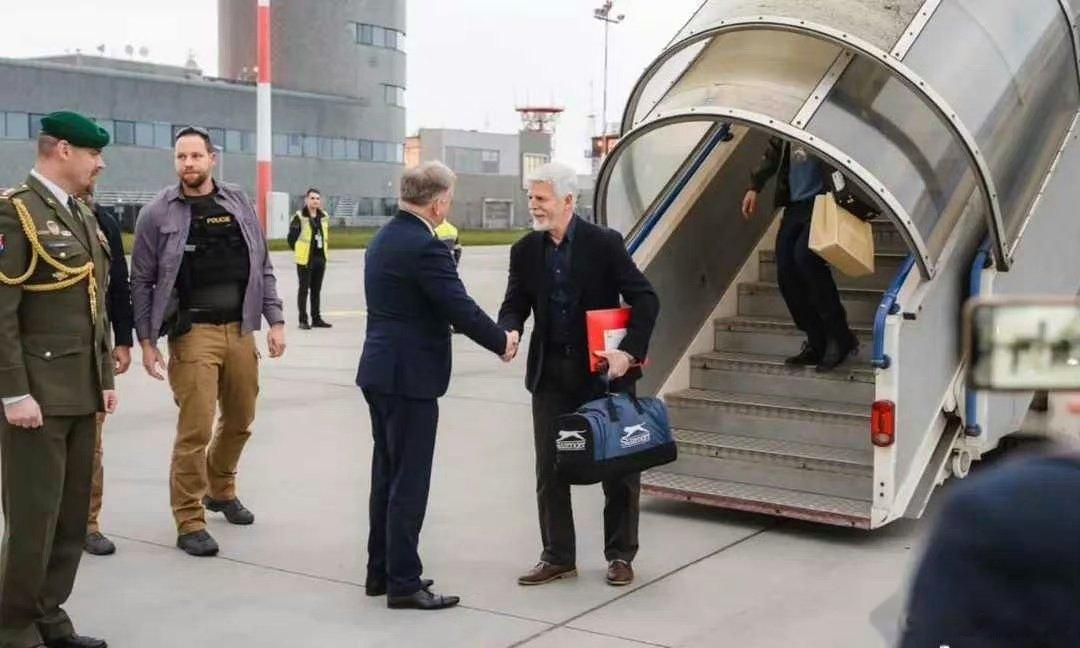 捷克总统彼得·帕维尔（白发白须者）访问乌克兰。 ​​​