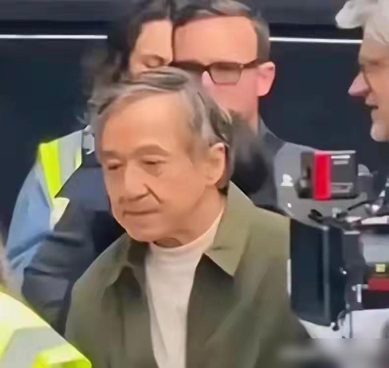 成龙说，本来和儿子一年一个电话，儿子都被我骂回去。别在我生日当天打电话来！我觉得