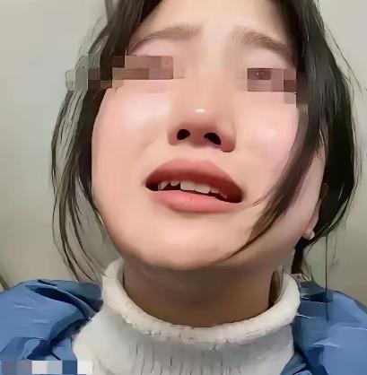 光棍收养女孩18年，邻居感觉关系不正常报警，一推门所有人惊呆，村里的老陈打了一辈