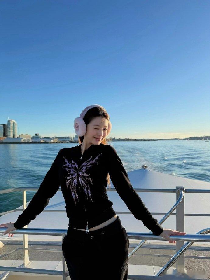 张元英度假照张元英晒游艇度假照 张元英晒游艇度假照 