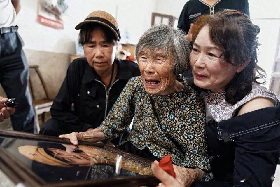泪目！老人结婚两年，丈夫当兵入伍，不幸于1953年牺牲，老人一人带大孩子子直到9