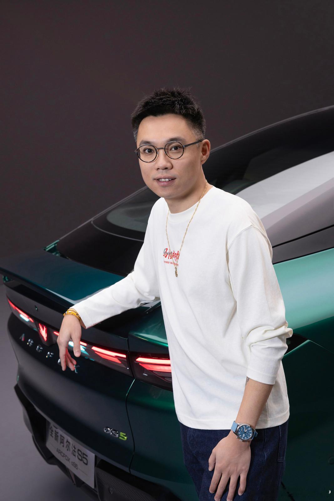 破五迎财神！一年旺旺旺！2026年最美轿跑来了！极狐全新阿尔法S5自带回头“绿”