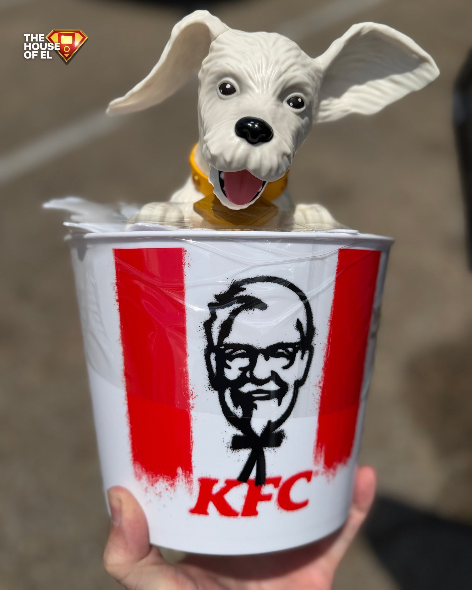 DC疯狂星期四，国外KFC与电影超级少女 联名的炸鸡桶。 