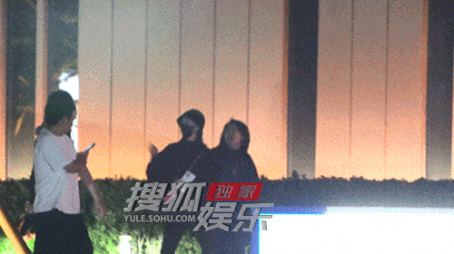 宋轶和朋友聚餐结束后和友人一路热聊上车离开路透图 ​​​