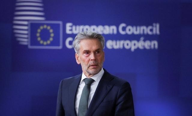 想不到吧？堂堂一国首相，竟然可以如此不顾体面！荷兰首相斯霍夫在欧盟峰会召开前，居