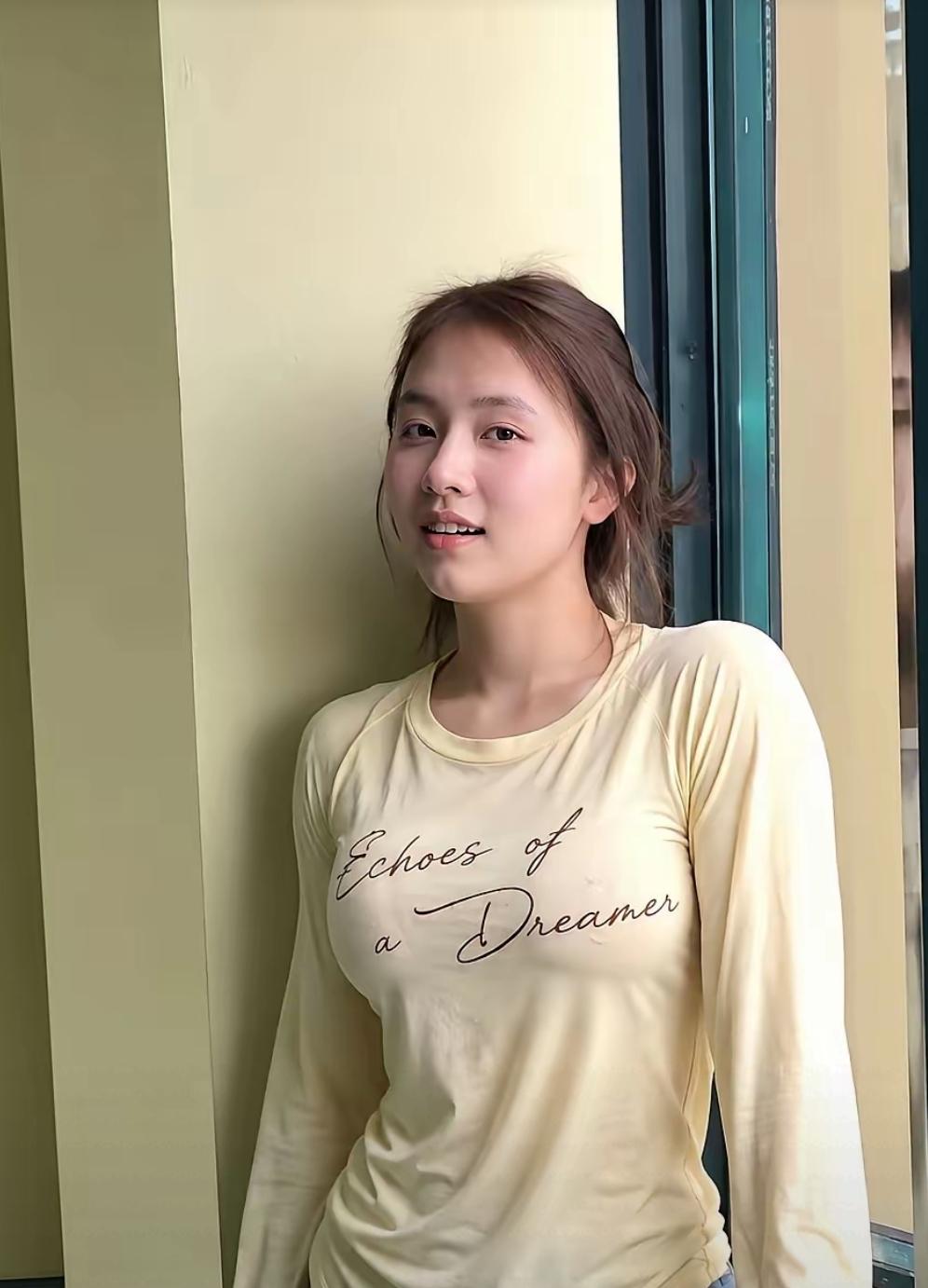 这样朴实干净的女孩子，做女朋友你们会喜欢吗
 
没有精致浓妆，简简单单一件休闲上