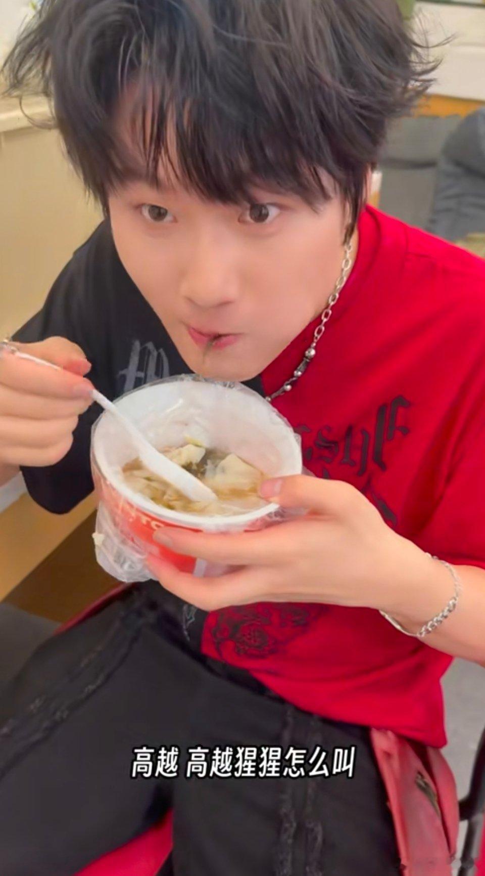 依旧饭还在嘴里大脑就开始自动运转来自哥的指令，眼珠提溜转的样子有点呆傻但又好可爱