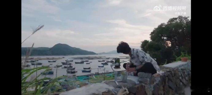 #独属于丁真和粉丝的海岛浪漫# 看着和丁真一起欣赏的日落，那美丽的景象如同魔法一