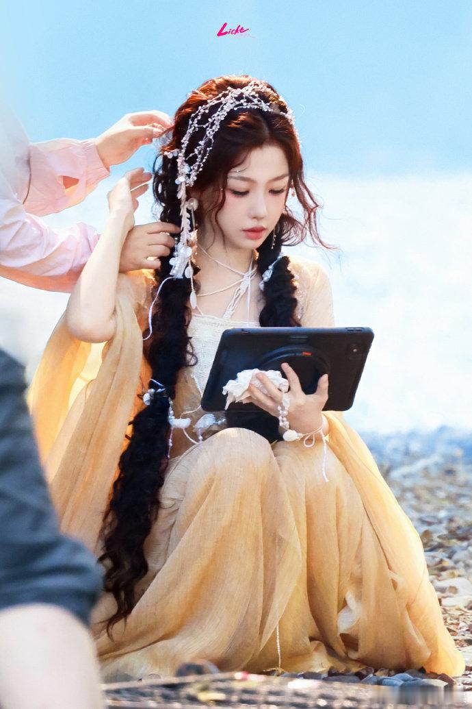 虞书欣新剧神女造型虞书欣这身衣服颜色选得太妙了，浅棕配绿植，仙气感直接拉满！虞书