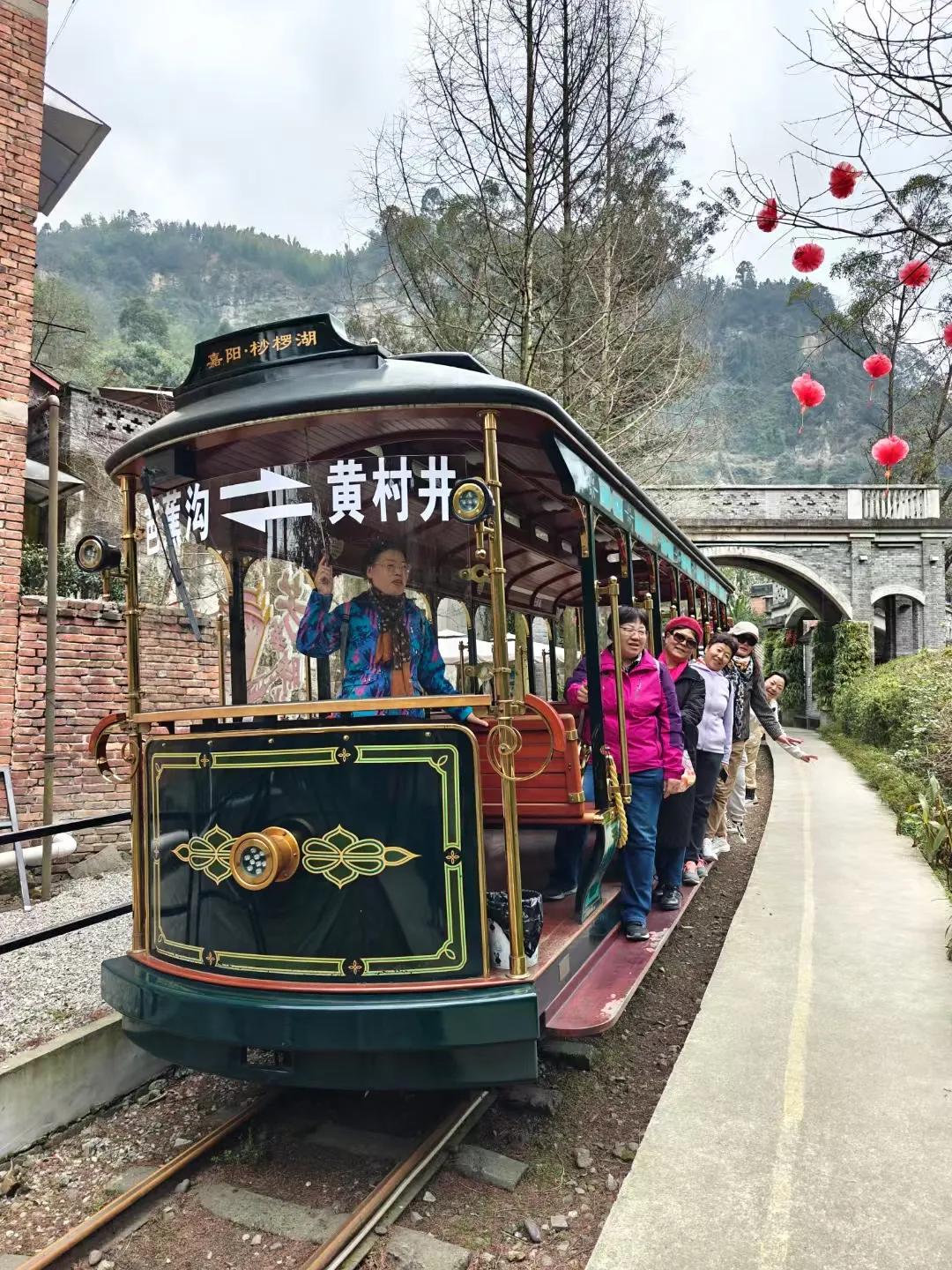 骊山旅友快乐行……四川乐山：
   嘉阳小火车！
在犍为黄灿灿的油菜花海中，嘉阳