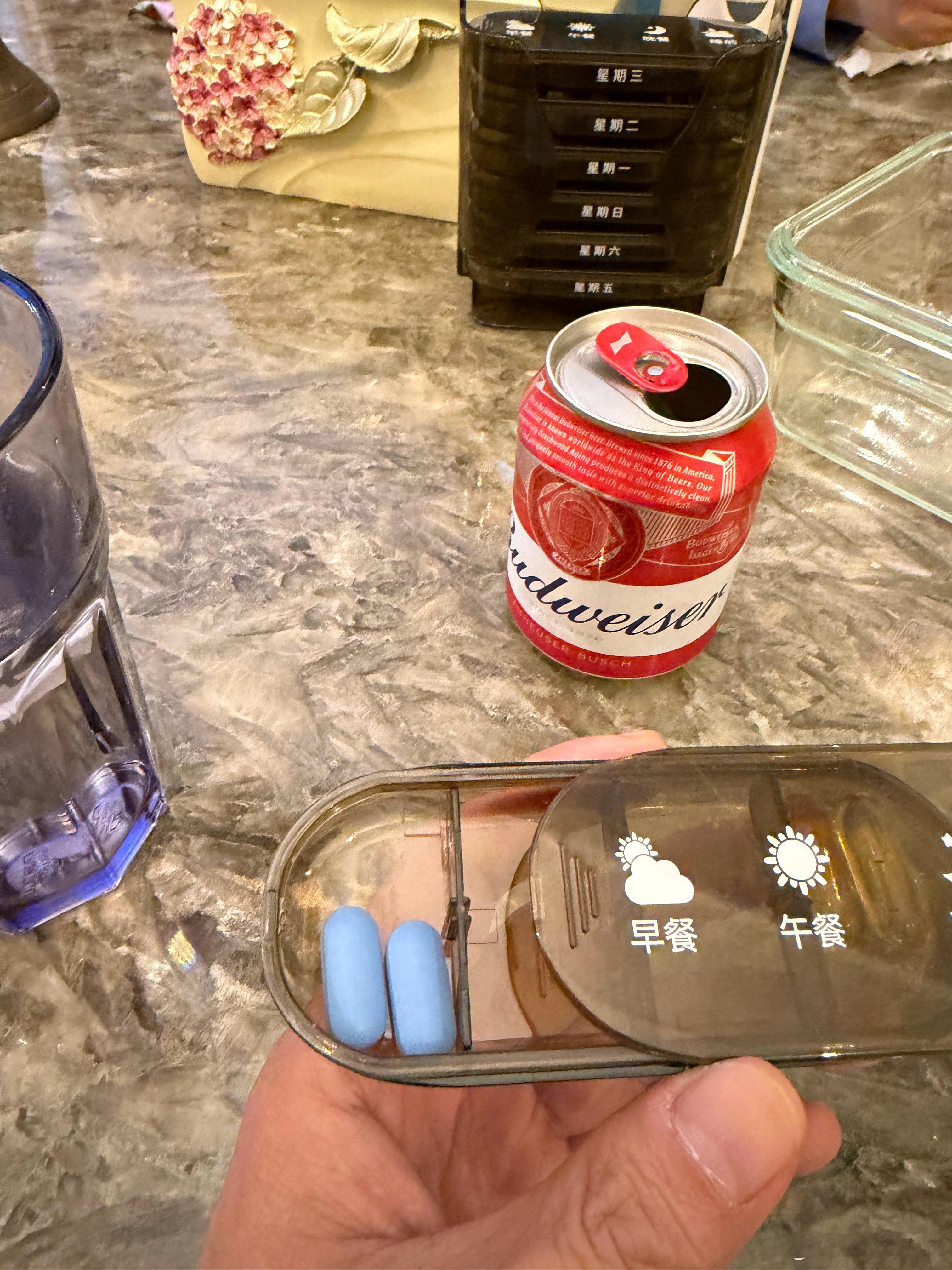 每天都得被逼着吃一堆保健品，按天装好，媳妇看着吃可咋整[苦涩] ​​​