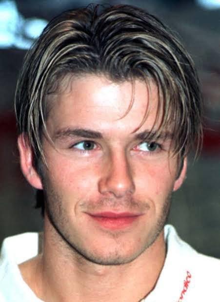 足球世界里，颜值方面确实没人比得过他。

这张照片据说是18岁的贝克汉姆，真帅呀