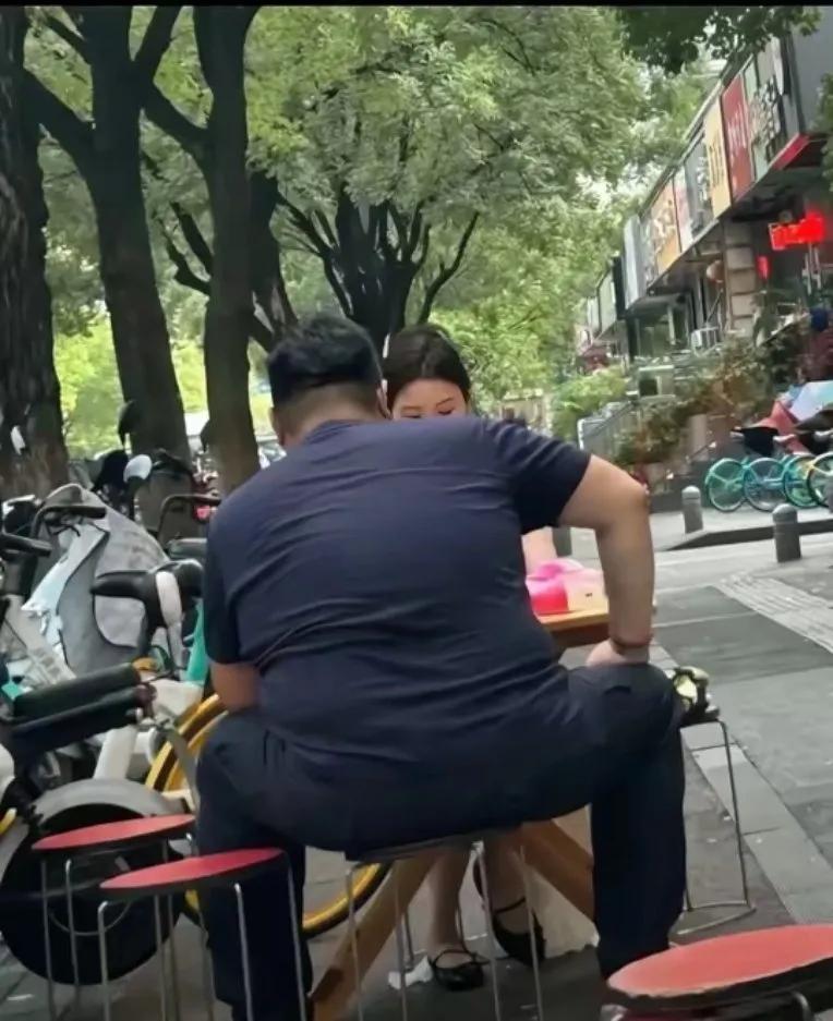 千万大网红“猴哥说车”宣布离婚了。
不是因为破产，也不是因为财产，而是五年感情里