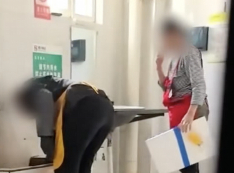 #四川雅安商户公厕洗肉被停业#【四川雅安农贸市场商户在公厕冲洗冷冻肉！市监局：已