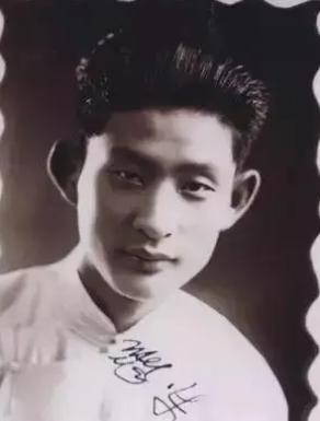 1937年，南开大学校长张伯苓的儿子，驾机血洒长空。张伯苓收到噩耗，又哭又笑，拍