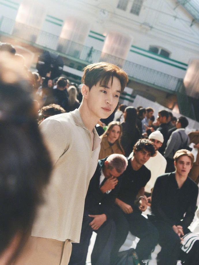 刘宪华穿着浴袍在阳台拉琴 破防了家人们！他闭眼拉琴时浴袍带子被风吹起，铁塔灯光在